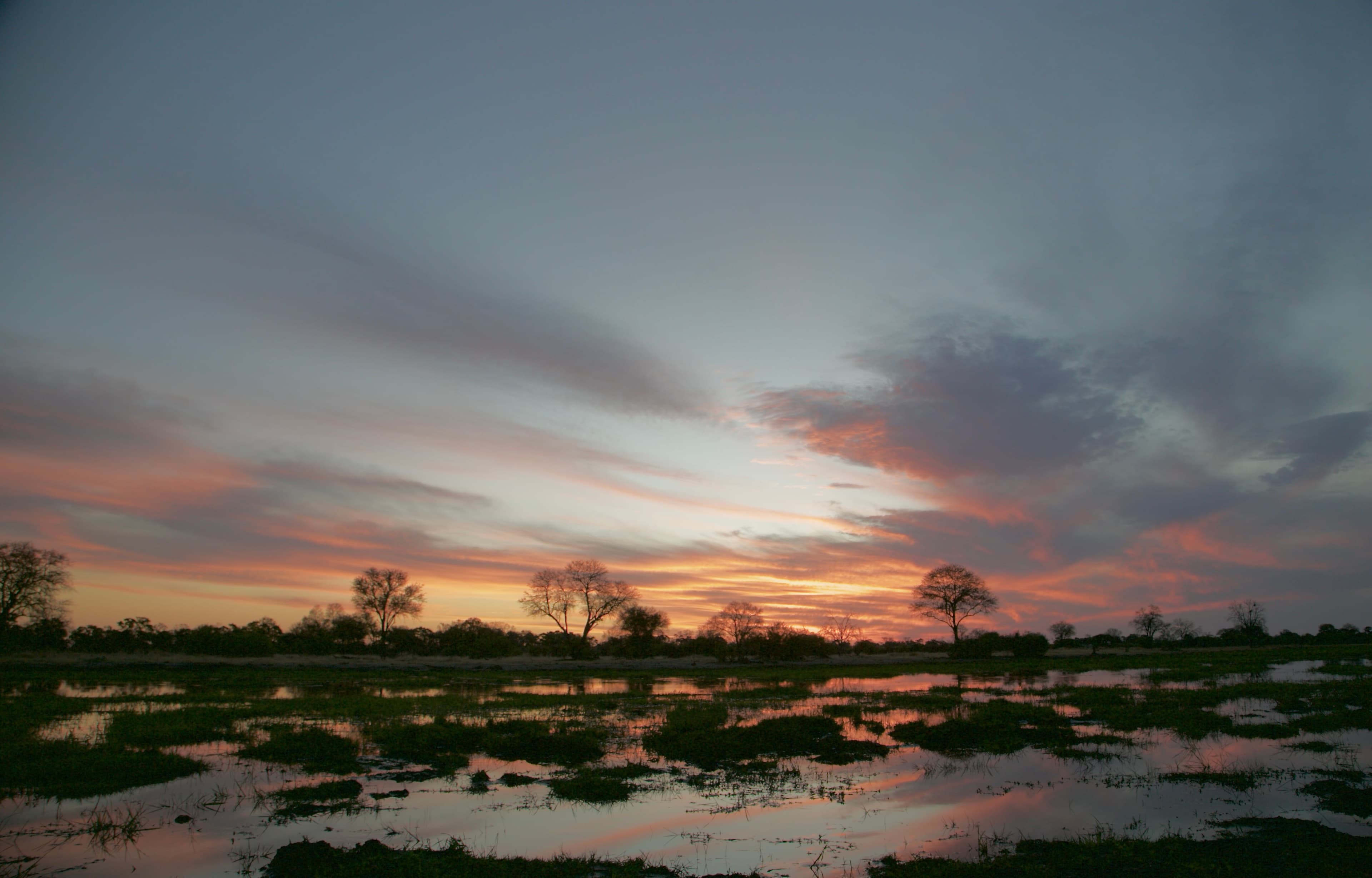 Tramonto sulle acque del Delta dell'Okavango.