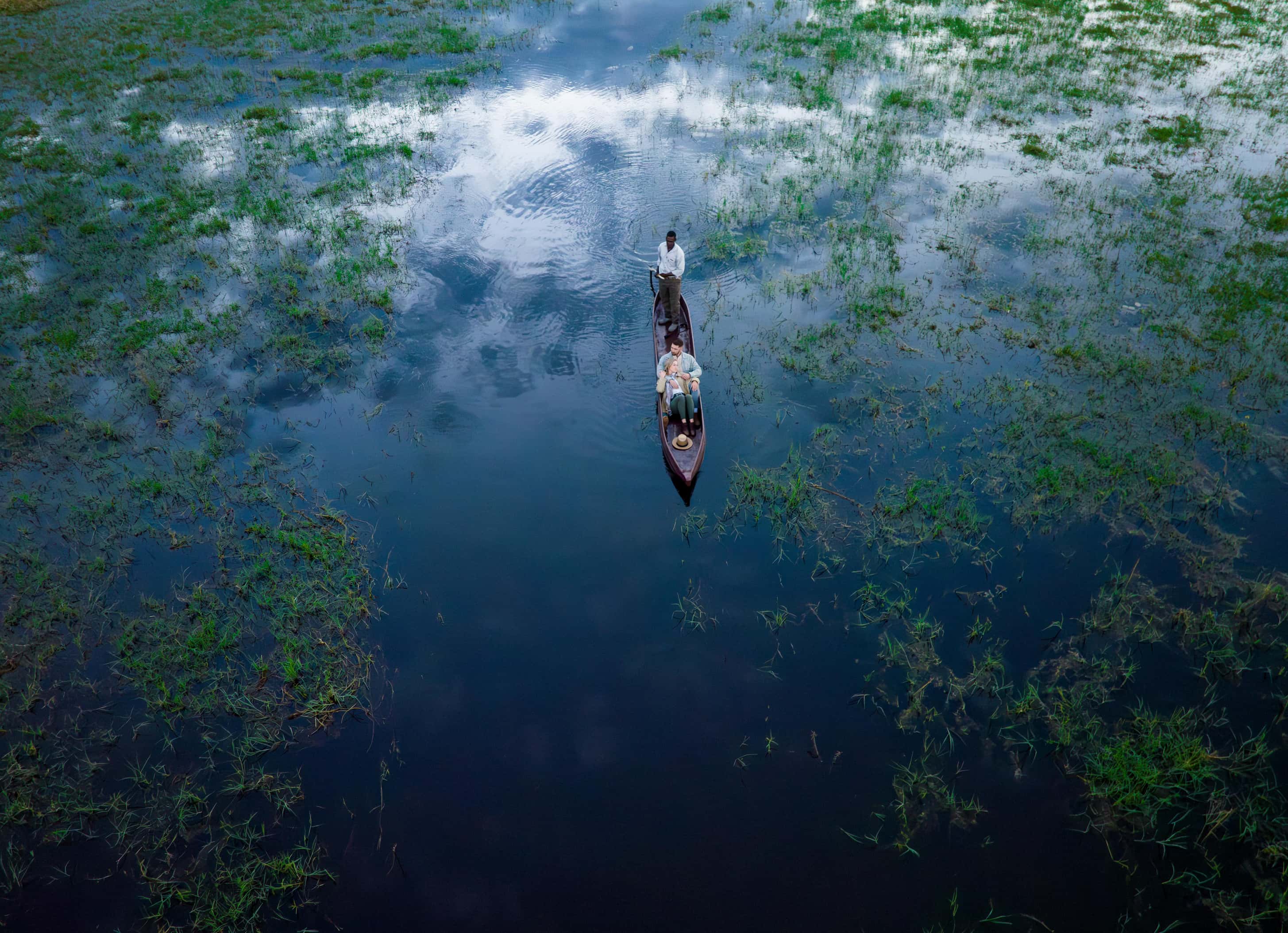 Mokoro nel Delta dell'Okavango durante un safari in Botswana.