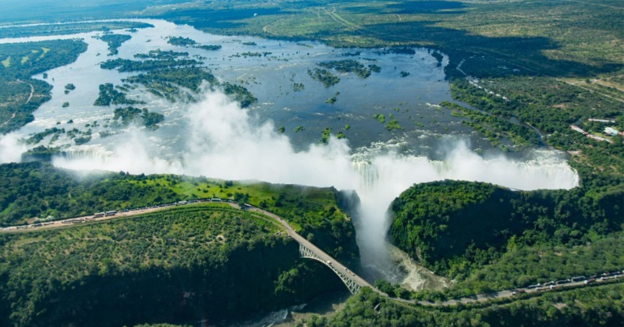 Vista aerea delle Victoria Falls e del ponte sullo Zambesi tra Zimbabwe e Zambia, spesso combinati con un safari in Botswana e Chobe National Park.